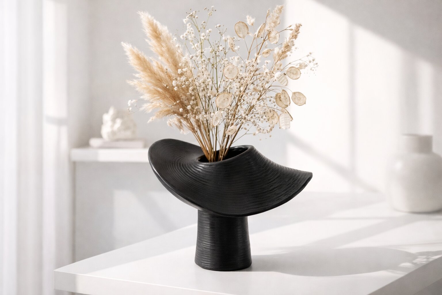 дизайнерская стеклянная ваза в современном интерьере